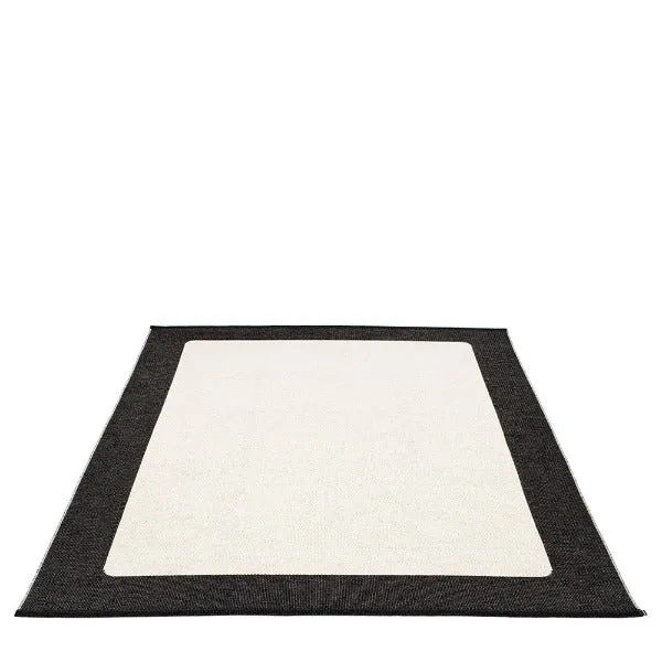 Amagansett Plastic Floor Mats Black/Vanilla (Multiple Sizes)