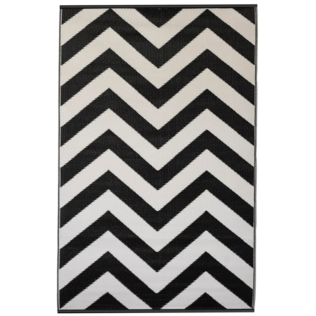 Laguna Black and White Chevron Recycled Plastic Outdoor Rug